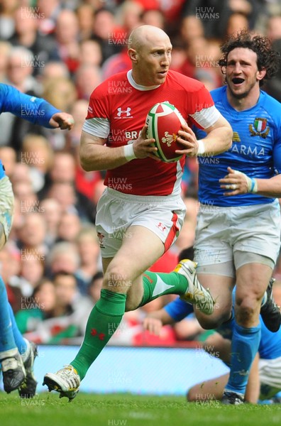 20.03.10 - Six Nations Rugby, Wales v Italy Wales Tom Shanklin with Lee Byrne in support 
