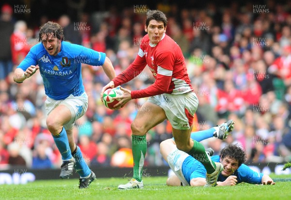 20.03.10 - Six Nations Rugby, Wales v Italy Wales' James Hook gets past Italy's Mauro Bergamasco and Alessandro Zanni 