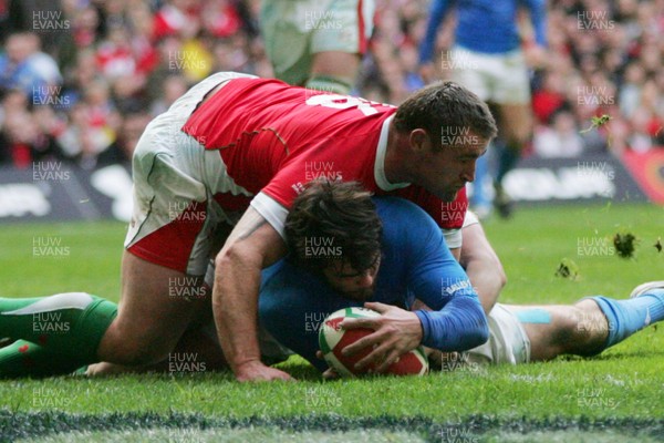 20.03.10 Wales v Italy - RBS 6 Nations Championship-  Italy's Luke McClean touches down to score a consolation try despite the tackles of Wales' Huw Bennett(top) & Shane Williams. 