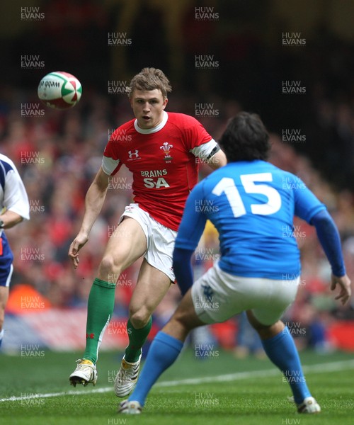 20.03.10 ... Wales v Italy, RBS 6 Nations 2010 -  Wales' Tom Prydie kicks past Italy's Luke McLean  