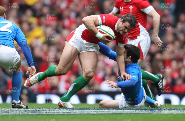 20.03.10 ... Wales v Italy, RBS 6 Nations 2010 -  Wales' Jamie Roberts is brought down 