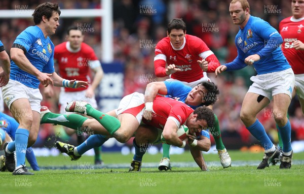 20.03.10 ... Wales v Italy, RBS 6 Nations 2010 -  Wales' Jamie Roberts is tackled by Italy's Pablo Canavosio  