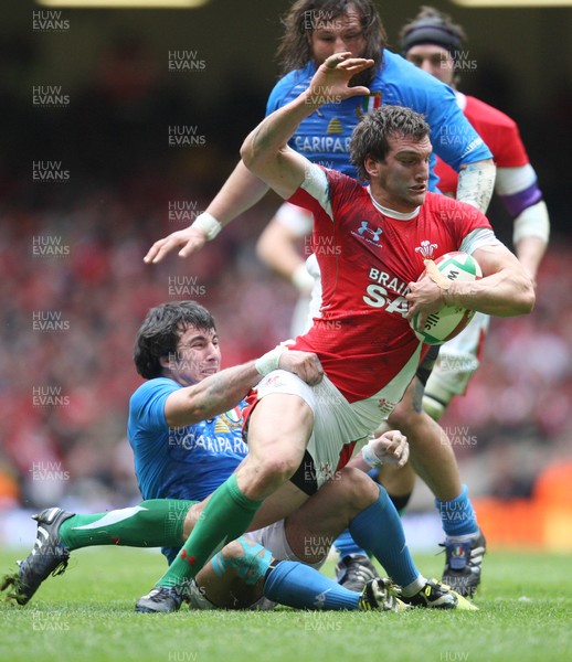 20.03.10 ... Wales v Italy, RBS 6 Nations 2010 -  Wales' Sam Warburton is tackled by Italy's Pablo Canavosio   