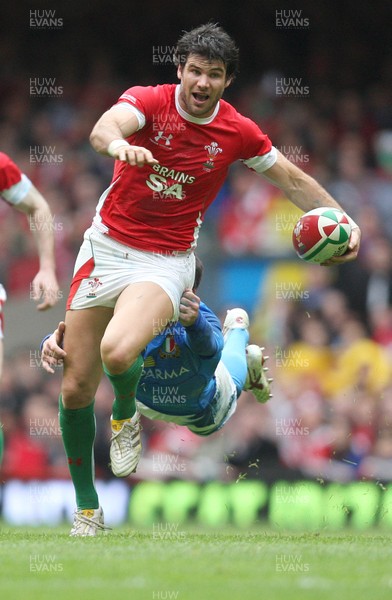 20.03.10 ... Wales v Italy, RBS 6 Nations 2010 -  Wales' Mike Phillips tries to breakaway from Italy's Craig Gower   