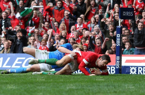 20.03.10 ... Wales v Italy, RBS 6 Nations 2010 -  Wales' James Hook dives in to score try   