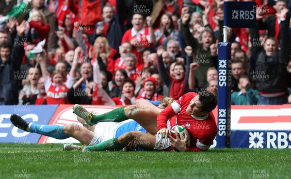 20.03.10 ... Wales v Italy, RBS 6 Nations 2010 -  Wales' James Hook dives in to score try   