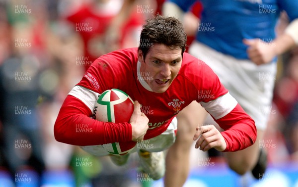 20.03.10 ... Wales v Italy, RBS 6 Nations 2010 -  Wales' James Hook dives in to score his second try   