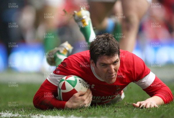 20.03.10 ... Wales v Italy, RBS 6 Nations 2010 -  Wales' James Hook dives in to score his second try   