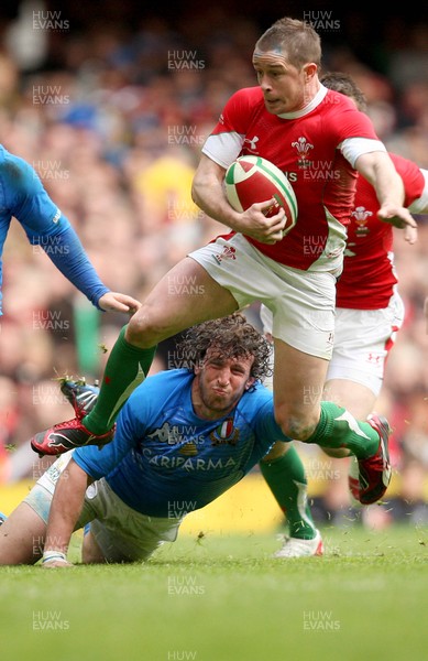 20.03.10 ... Wales v Italy, RBS 6 Nations 2010 -  Wales' Shane Williams breaks away from Italy's Mauro Bergamasco's tackle 