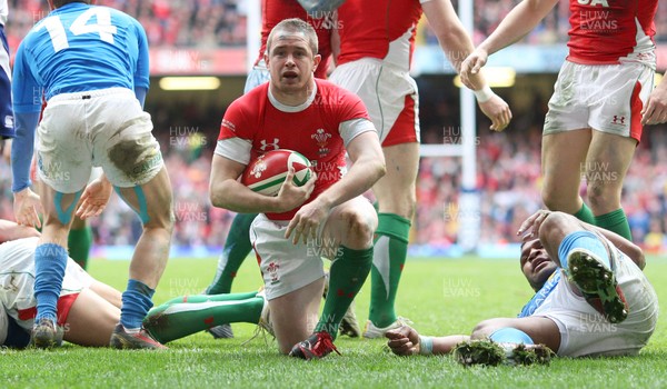 20.03.10 ... Wales v Italy, RBS 6 Nations 2010 -  Wales' Shane Williams celebrates after scoring try 
