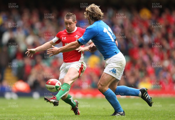 20.03.10 ... Wales v Italy, RBS 6 Nations 2010 -  Wales' Shane Williams licks past Italy's Mirco Bergamasco   