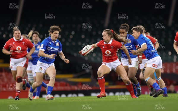 270424 - Wales v Italy, Guinness Women’s 6 Nations -  Lisa Neumann of Wales looks to break