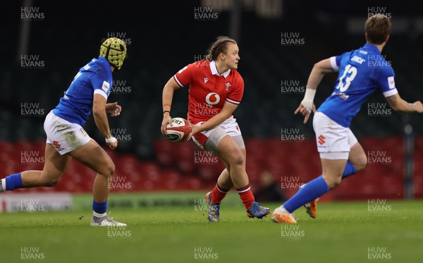 270424 - Wales v Italy, Guinness Women’s 6 Nations - Lleucu George of Wales feeds the ball out