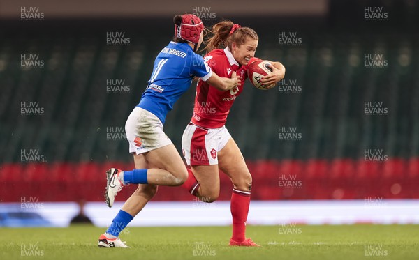 270424 - Wales v Italy, Guinness Women’s 6 Nations - Lisa Neumann of Wales takes on Vittoria Ostuni Minuzzi of Italy