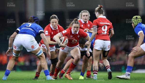 270424 - Wales v Italy, Guinness Women’s 6 Nations - Jenny Hesketh of Wales charges forward