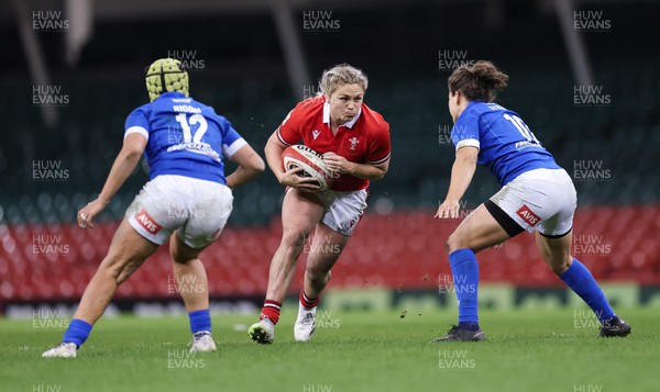 270424 - Wales v Italy, Guinness Women’s 6 Nations - Hannah Bluck of Wales takes open Beatrice Rigoni of Italy and Emma Stevanin of Italy