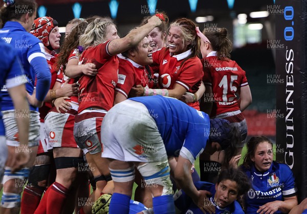 270424 - Wales v Italy, Guinness Women’s 6 Nations - Wales celebrate after Sisilia Tuipulotu of Wales scores try