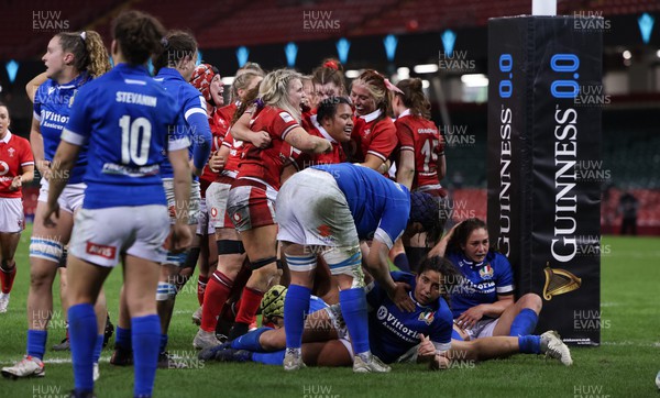 270424 - Wales v Italy, Guinness Women’s 6 Nations - Wales celebrate after Sisilia Tuipulotu of Wales scores try
