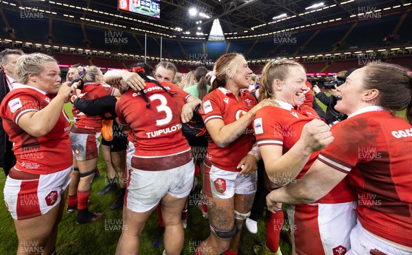 270424 - Wales v Italy, Guinness Women’s 6 Nations - Wales players celebrate  at the end of the match