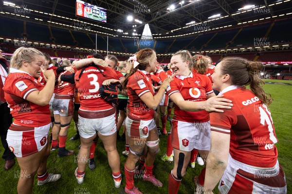 270424 - Wales v Italy, Guinness Women’s 6 Nations - Wales players celebrate  at the end of the match