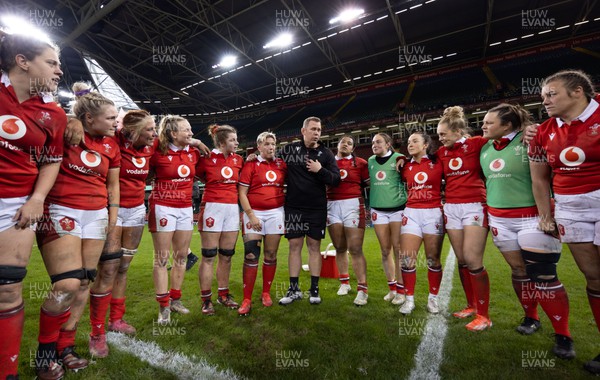 270424 - Wales v Italy, Guinness Women’s 6 Nations - Ioan Cunningham, Wales Women head coach, speaks to his players at the end of the match
