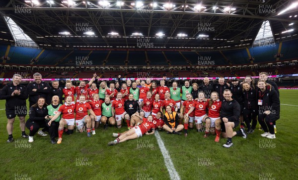 270424 - Wales v Italy, Guinness Women’s 6 Nations - The Wales team and Management  at the end of the match