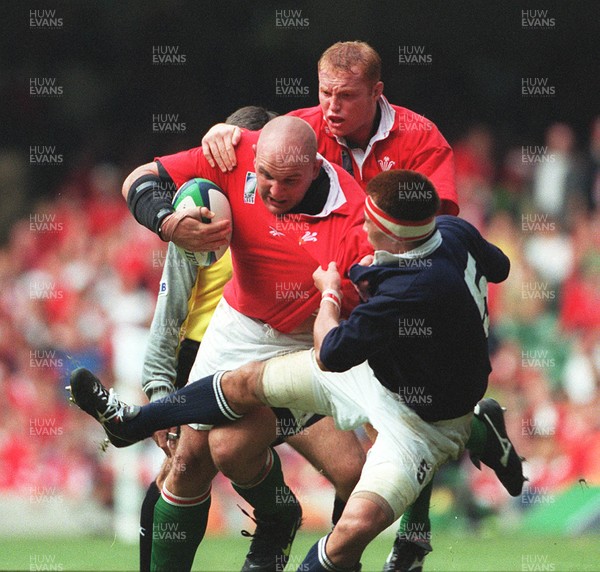 091099 - Wales v Japan - Rugby World Cup - Craig Quinnell storms forward with Martyn Williams in support and Japan's Hiroyuki Tanuma tackling