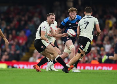 151125 - Wales v Japan, Quilter Nations Series - Max Llewellyn of Wales feeds the ball out