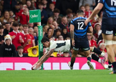 151125 - Wales v Japan, Quilter Nations Series - Louis Rees-Zammit of Wales dives in to score try