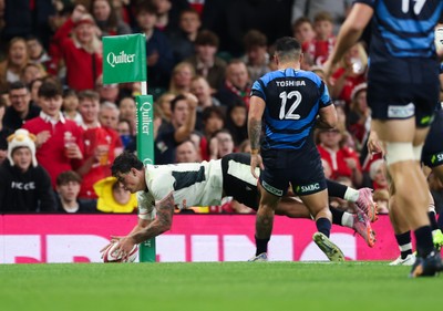 151125 - Wales v Japan, Quilter Nations Series - Louis Rees-Zammit of Wales dives in to score try