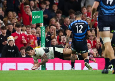 151125 - Wales v Japan, Quilter Nations Series - Louis Rees-Zammit of Wales dives in to score try