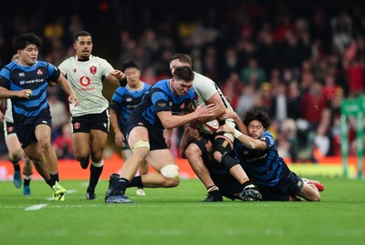 151125 - Wales v Japan, Quilter Nations Series - Harry Hockings of Japan hits Alex Mann of Wales in the final minute of the match