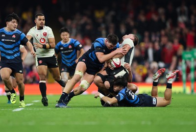 151125 - Wales v Japan, Quilter Nations Series - Harry Hockings of Japan hits Alex Mann of Wales in the final minute of the match