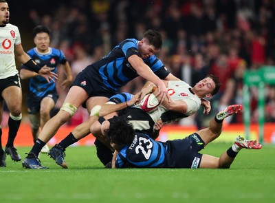 151125 - Wales v Japan, Quilter Nations Series - Harry Hockings of Japan hits Alex Mann of Wales in the final minute of the match