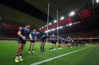 151125 - Wales v Japan, Quilter Nations Series - The Japanese team show their respect to the crowd