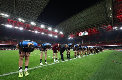 151125 - Wales v Japan, Quilter Nations Series - The Japanese team show their respect to the crowd