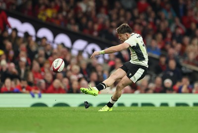 151125 - Wales v Japan, Quilter Nations Series - Dan Edwards of Wales kicks conversion