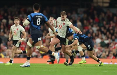 151125 - Wales v Japan, Quilter Nations Series - Olly Cracknell of Wales charges forward