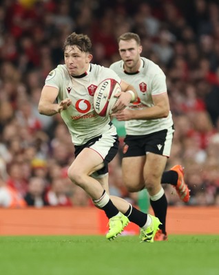 151125 - Wales v Japan, Quilter Nations Series - Dan Edwards of Wales breaks away