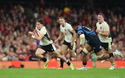 151125 - Wales v Japan, Quilter Nations Series - Dan Edwards of Wales breaks away