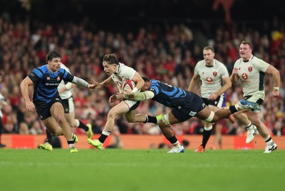 151125 - Wales v Japan, Quilter Nations Series - Dan Edwards of Wales breaks away