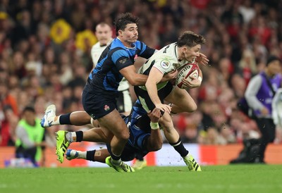 151125 - Wales v Japan, Quilter Nations Series - Dan Edwards of Wales breaks away