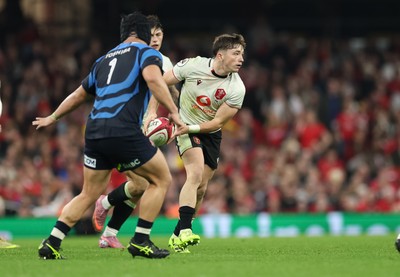 151125 - Wales v Japan, Quilter Nations Series - Dan Edwards of Wales breaks away