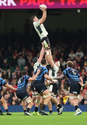 151125 - Wales v Japan, Quilter Nations Series - Alex Mann of Wales wins the line out