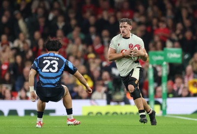 151125 - Wales v Japan, Quilter Nations Series - Alex Mann of Wales takes on Kazuma Ueda of Japan
