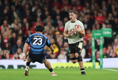 151125 - Wales v Japan, Quilter Nations Series - Alex Mann of Wales takes on Kazuma Ueda of Japan