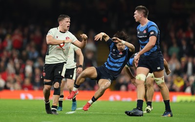151125 - Wales v Japan, Quilter Nations Series - Alex Mann of Wales reacts and challenges Harry Hockings of Japan after a dangerous challenge