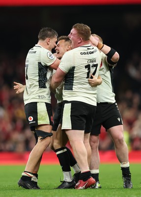 151125 - Wales v Japan, Quilter Nations Series - Wales players celebrate with Jarrod Evans of Wales after he kicks the winning penalty