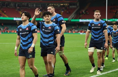 151125 - Wales v Japan, Quilter Nations Series - Japanese players show their respect to the crowd at the end of the match