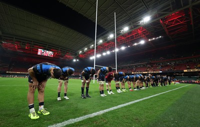151125 - Wales v Japan, Quilter Nations Series - Japanese players show their respect to the crowd at the end of the match